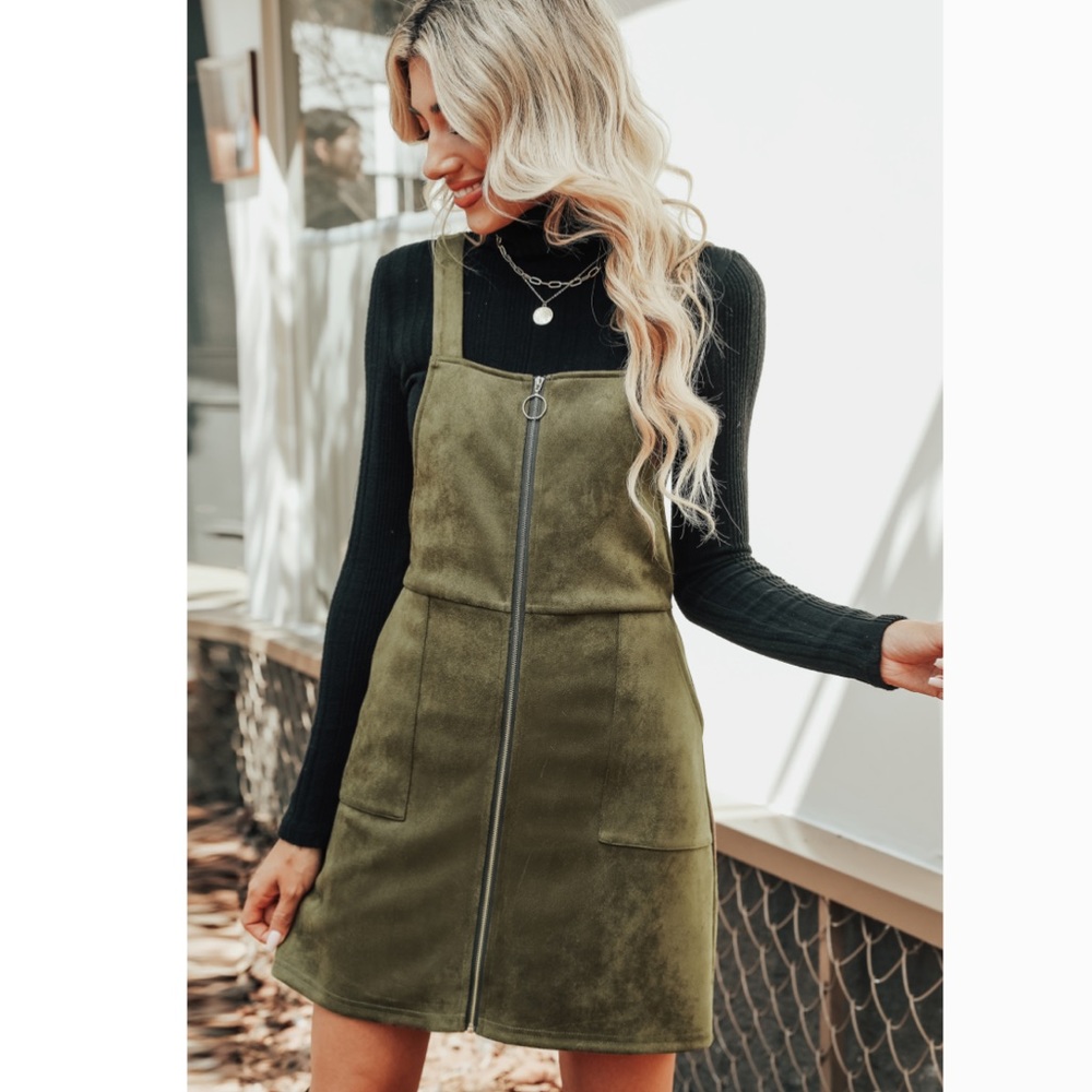 NWT Bethel Faux Suede O-Ring Pinafore Dress
S/Kelly